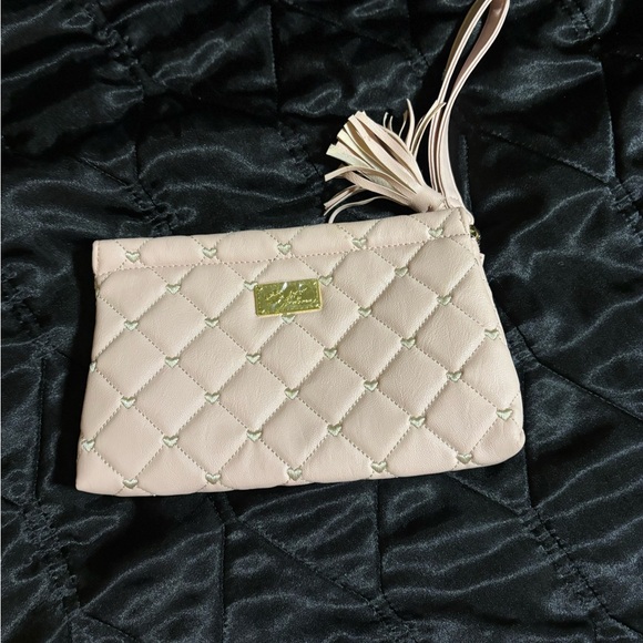 ✨ Betsey Johnson Quilted Wristlet ✨ - Picture 3 of 7